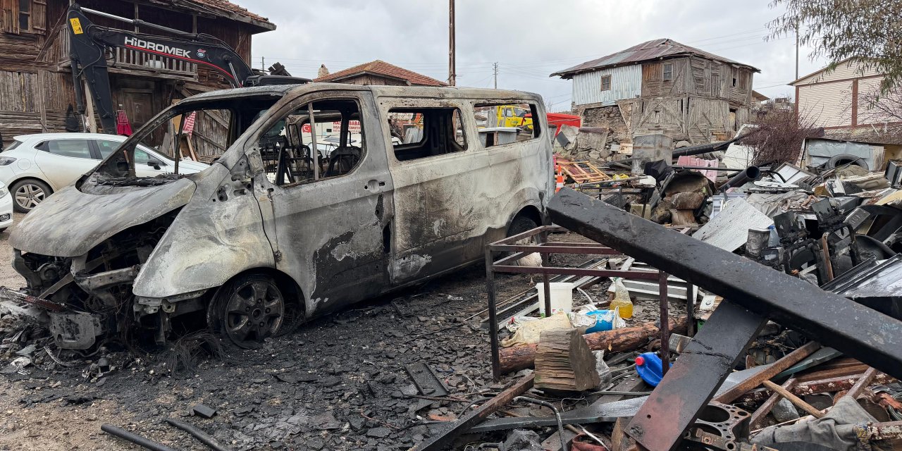 Muhtarın 4 aracı yakıldı