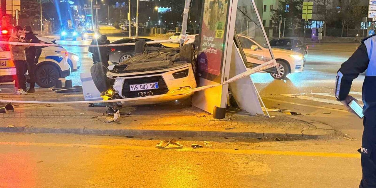 Araçla motosiklet çarpıştı: 4 yaralı