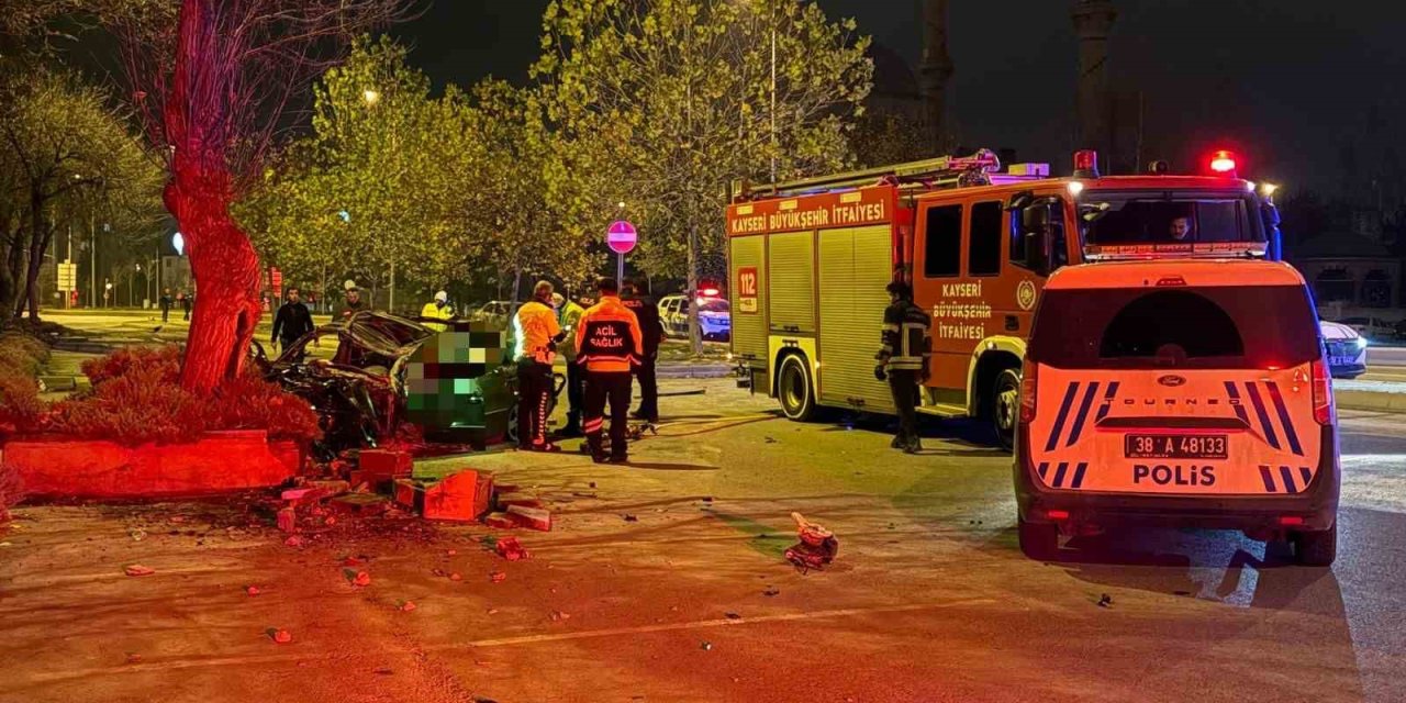 Otomobil kaldırıma çarpıp 200 metre savruldu: 1 ölü, 1 ağır yaralı