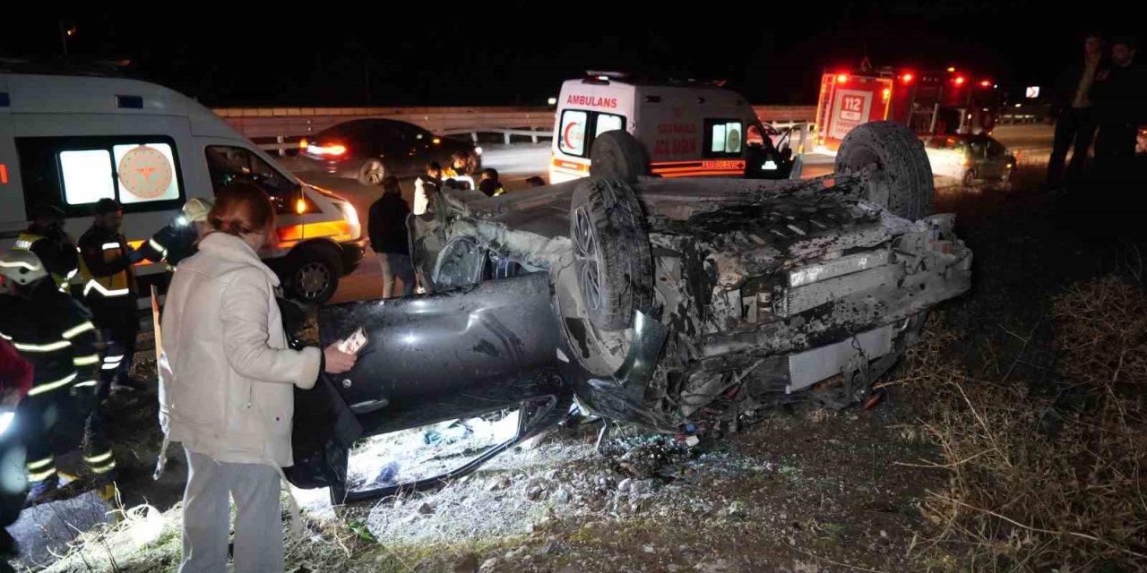 Takla atan otomobil hurdaya döndü