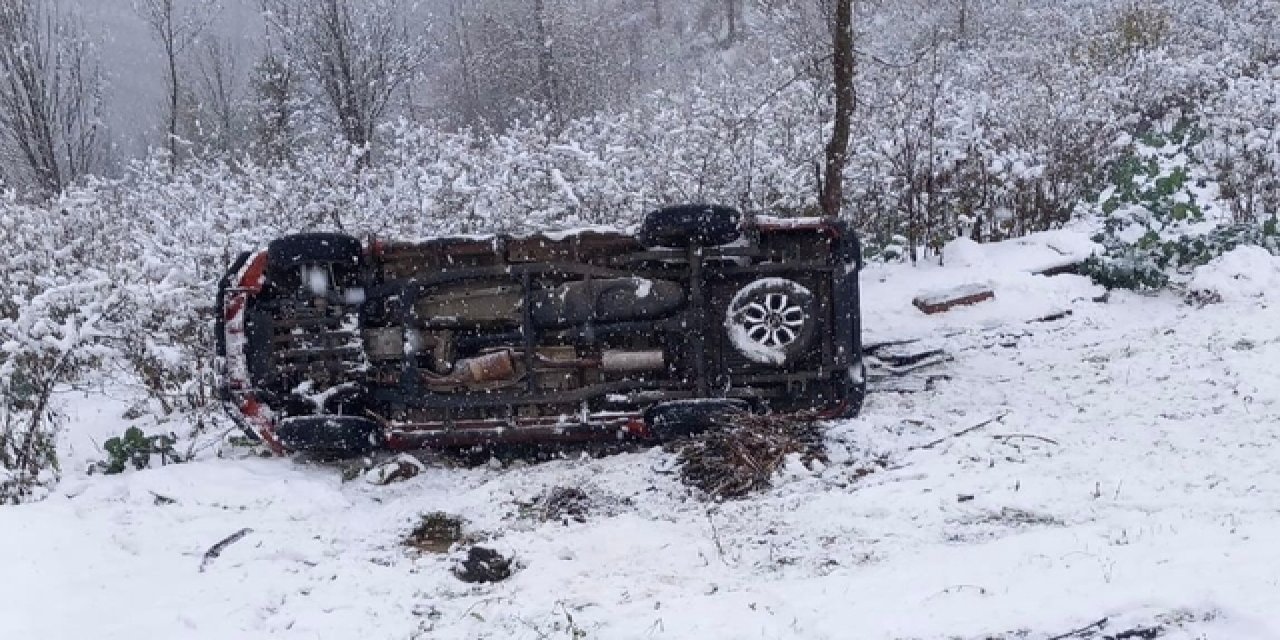 Kamyonet karla kaplı yolda şarampole yuvarlandı: 6 yaralı