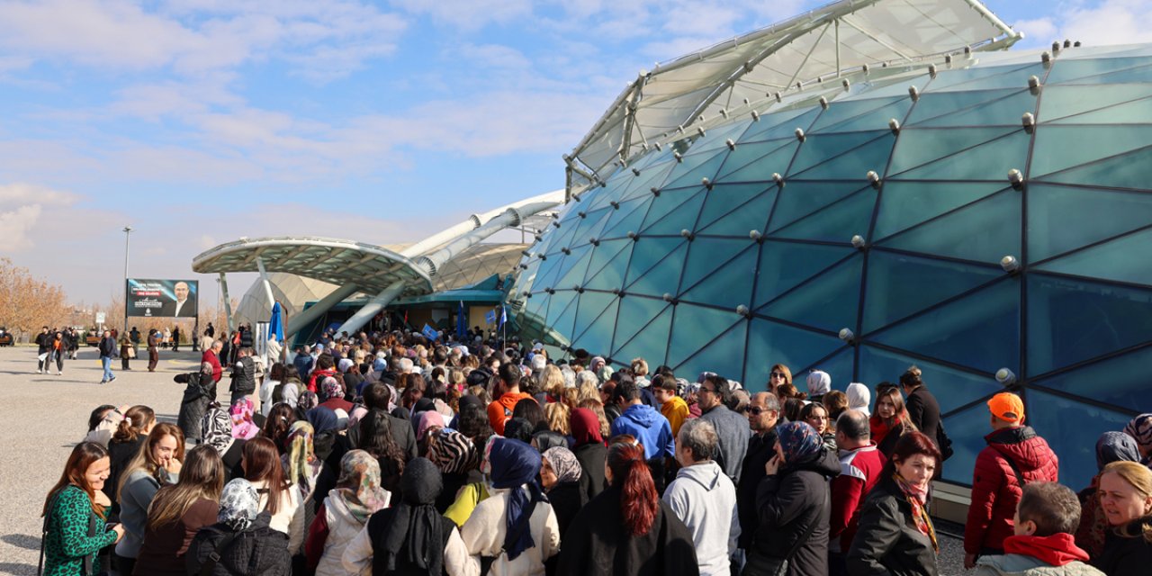 Konya'nın tarihi ve turistik mekanları, yüz binlerce kişiyi ağırladı