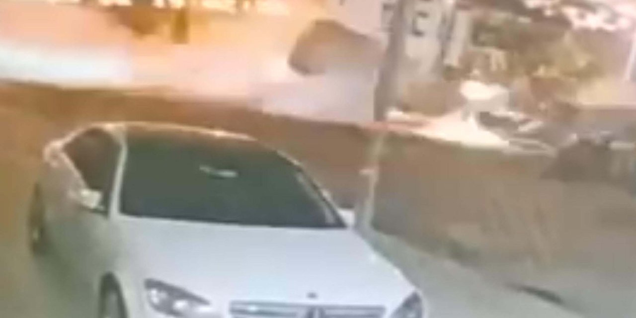 Kamyonetin park halindeki araca çarpıp, takla attığı ölümlü kaza kamerada