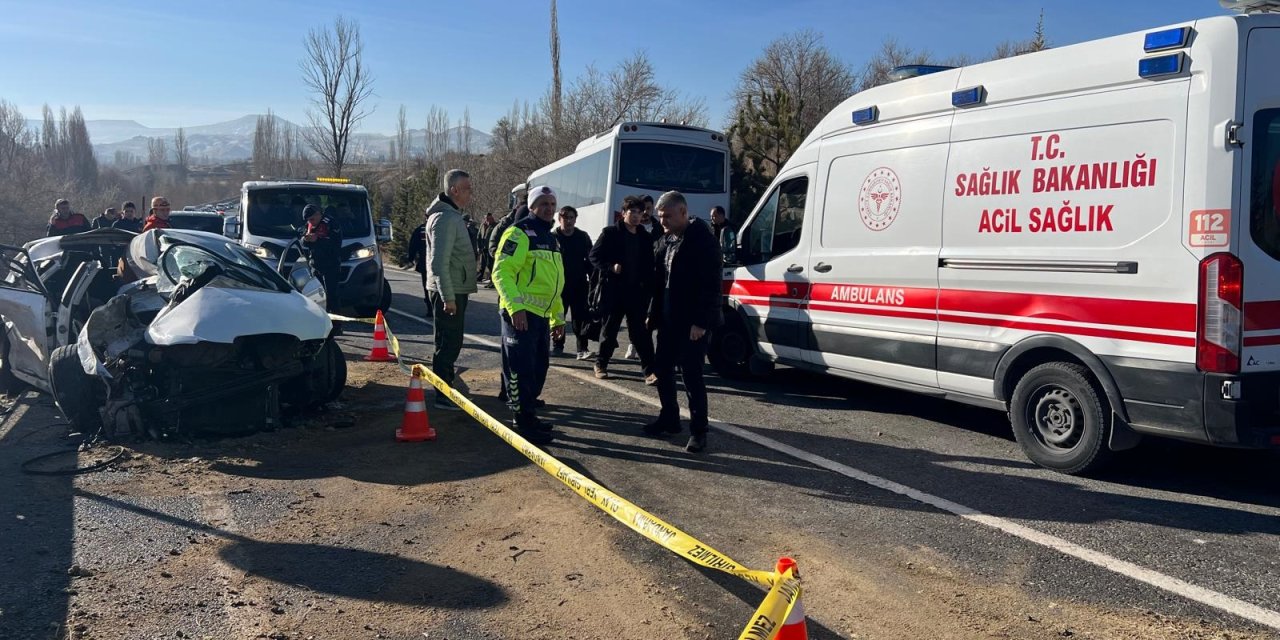 Nevşehir Ürgüp'te yolcu midibüsü ile otomobil çarpıştı: 11 yaralı