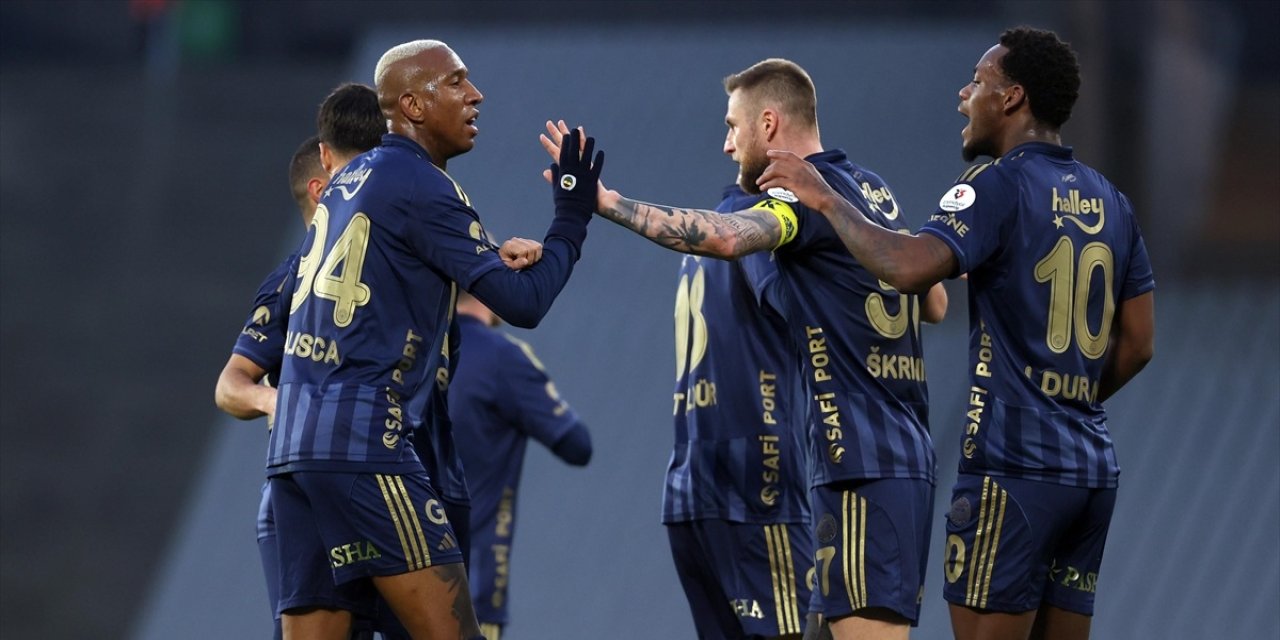 İlk yarıyı namağlup bitirdi... Fenerbahçe, 3 puanı 3 golle aldı