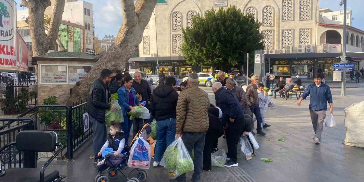 Tepki olarak 200 marulu ücretsiz dağıttı