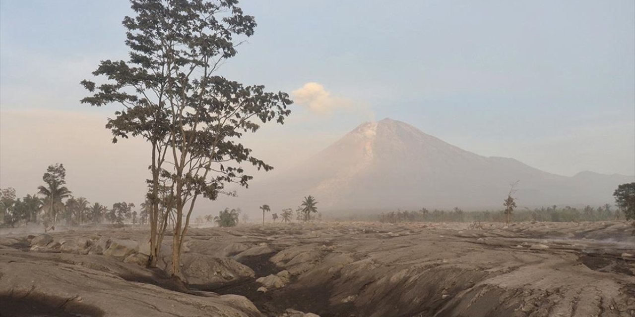 Semeru Yanardağı 6 kez patladı