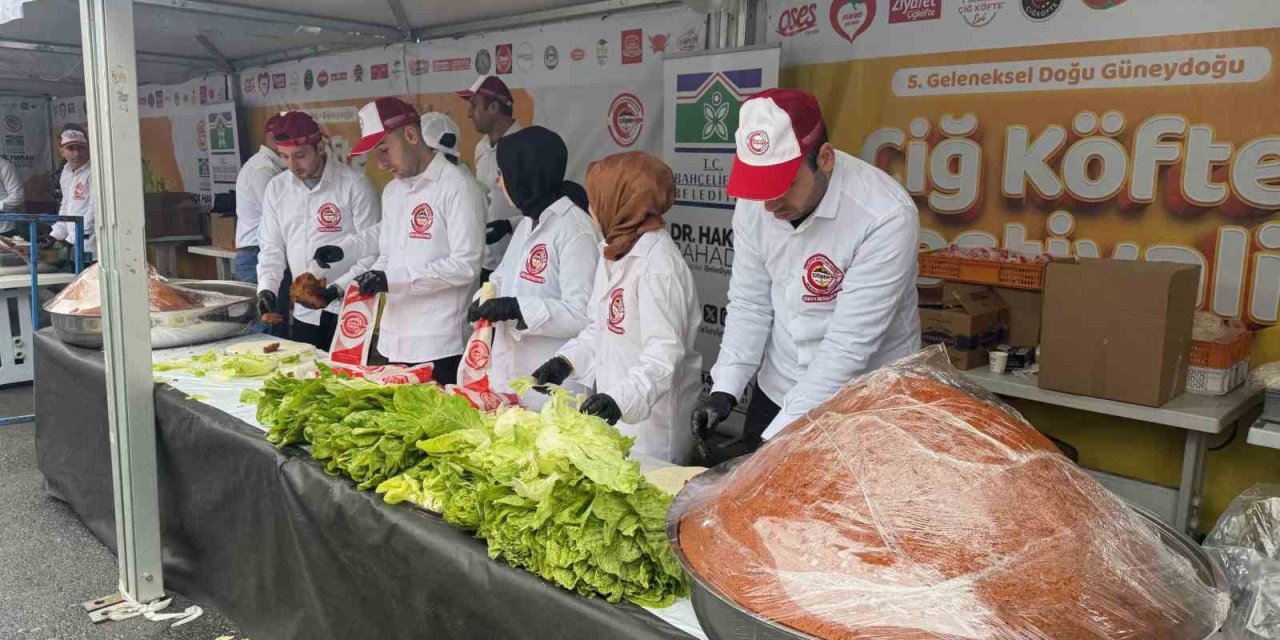 Çiğ köfte festivali! 5 ton çiğ köfte dağıtıldı