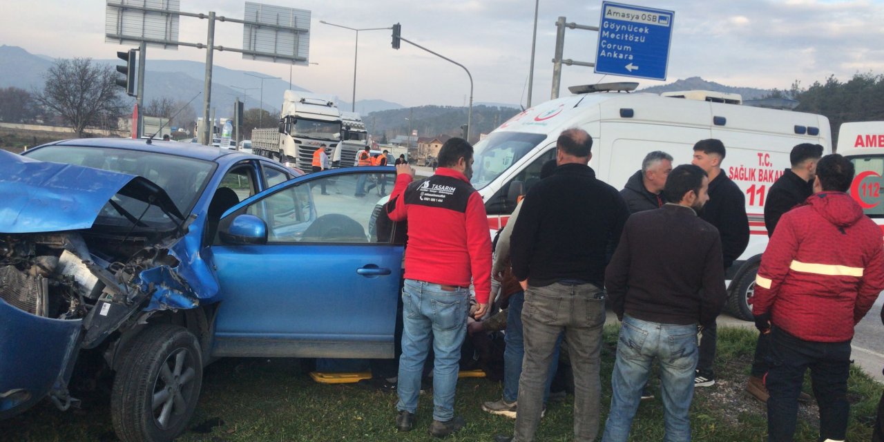 Kırmızı ışıkta bekleyen otomobile arkadan gelen otomobil çarptı