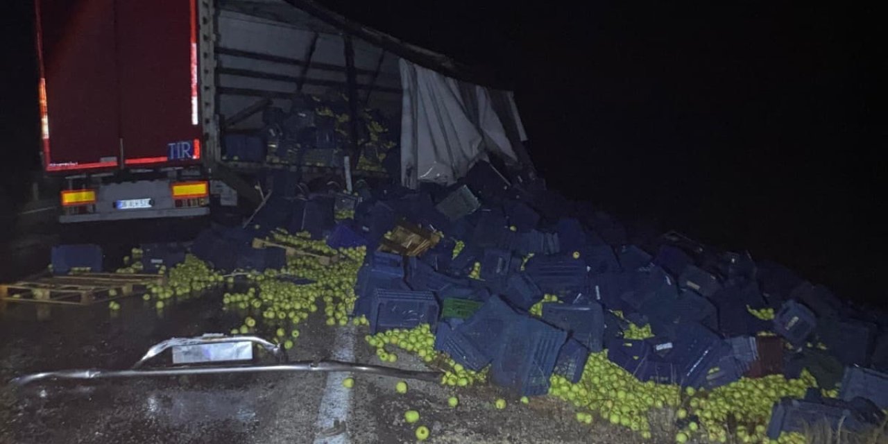 Konya'da tır bariyerlere çarptı, tonlarca elma yola saçıldı!