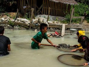 Children face terrifying conditions in Philippines mines