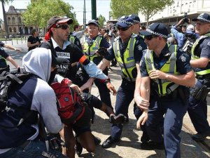 Australia police stop anti-Islam rally becoming violent