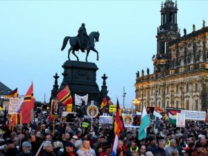 Thousands join rival rallies in Germany over refugees