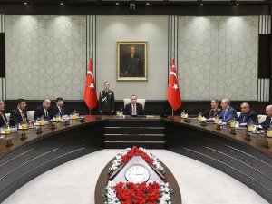 Turkey resolves to fight terror groups in top meeting