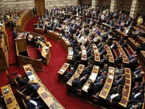 Greece: Parliament passes bill on bank recapitalization