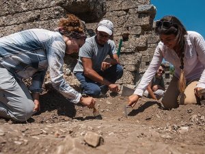 Toprak altındaki 7 bin tarihi eser günyüzüne çıkarıldı