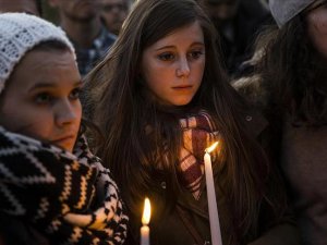 Hundreds gather in Washington to support Paris victims