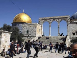 Jewish settlers converge on Jerusalem's Al-Aqsa complex