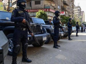 Roadside bomb kills two policemen in Egypt's Sinai