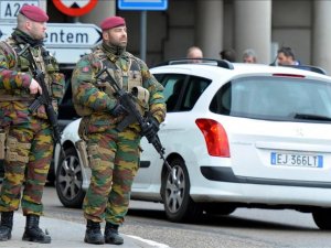 Fourth Brussels bombings suspect 'still on the run'