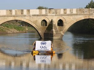 Tunca Nehri'nde 'Anadolu Ajansı 96 Yaşında' yazılı pankart açıldı