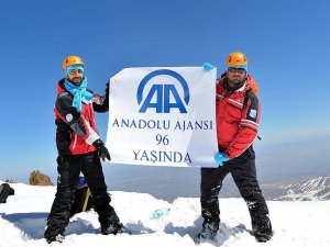 AA muhabirleri Erciyes Dağı'na zirve tırmanışı yaptı