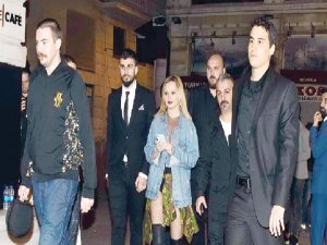 Alexandra Stan konsere 6 korumayla geldi