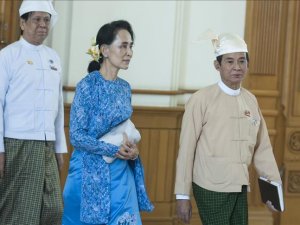 Suu Kyi calls for space to address 'Rohingya' issue