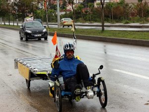 Güneş enerjili bisikletiyle dünyayı geziyor