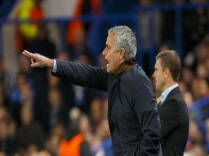 Football: Manchester United appoints Mourinho