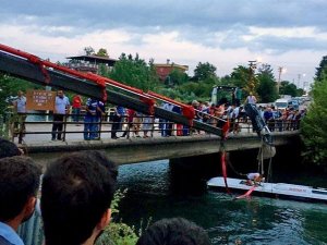 Bus plunges into canal in Turkey, 14 dead