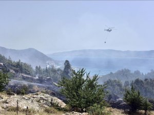 Fire threatens homes on Turkey's southwest coast