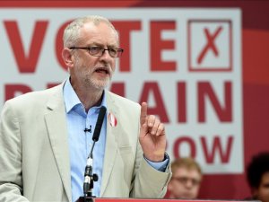 UK: Labour party in turmoil as top officials resign