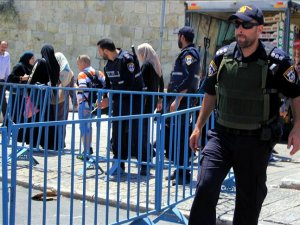 Palestinians, Israeli police clash at Al-Aqsa compound