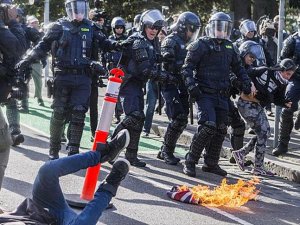 Violence breaks out again at rival rallies in Australia