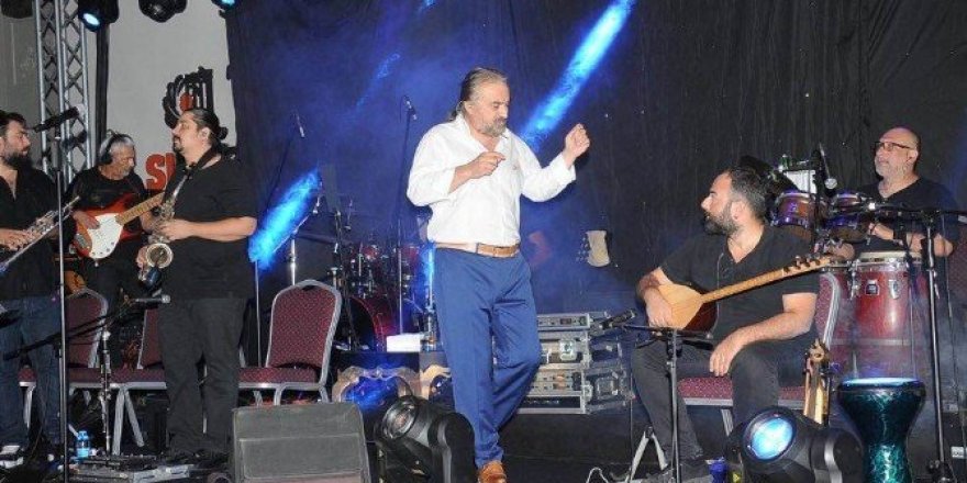 Volkan Konak İzmir’de konser verdi