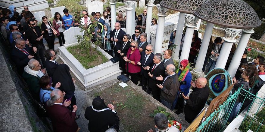 'Sanat Güneşi' Zeki Müren kabri başında anıldı