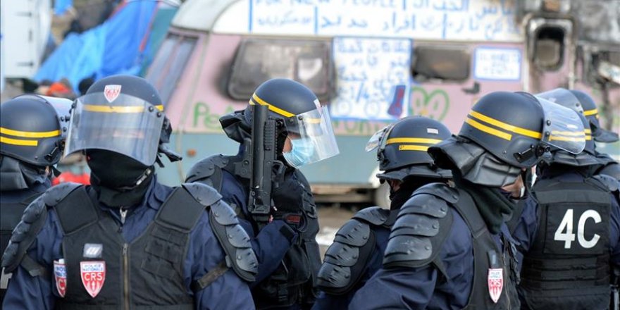 France: Calais jungle migrants clash with police