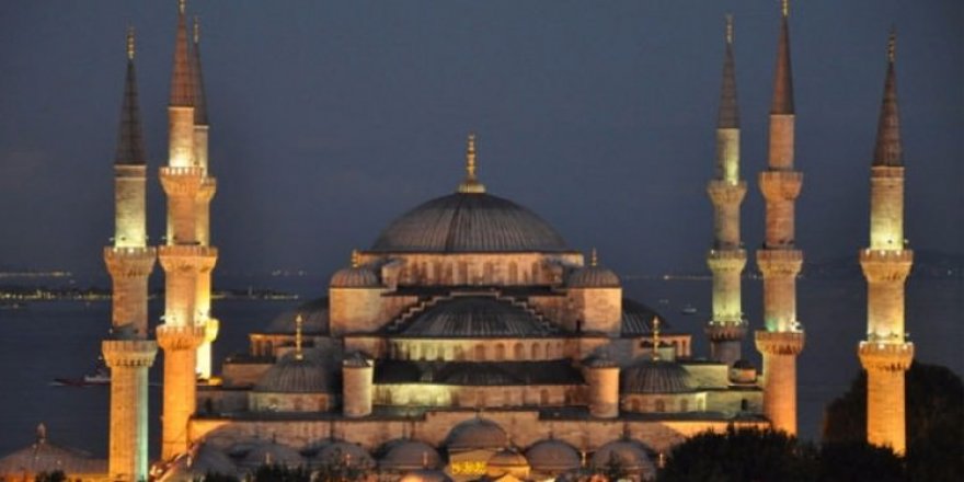 Camilerin minarelerinde dualar yükseliyor