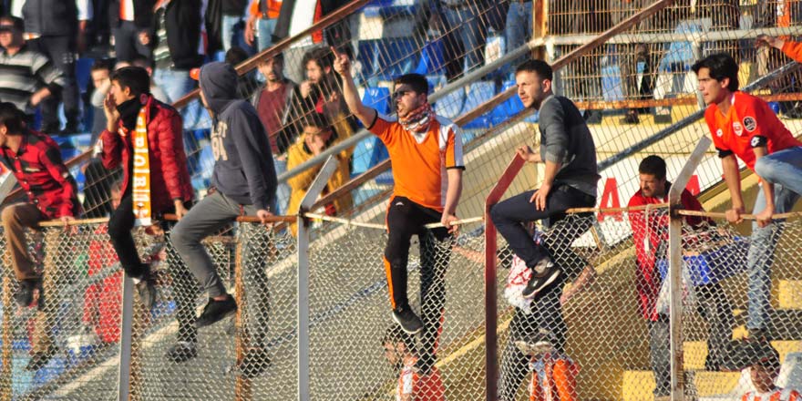 Adanaspor - Konyaspor maçında büyük olaylar çıktı!