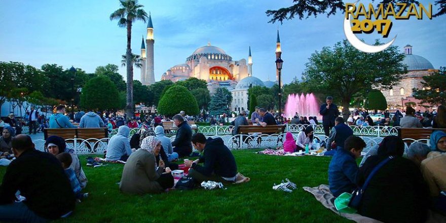 30 bin kişi ilk iftarını Sultanahmet'te açtı