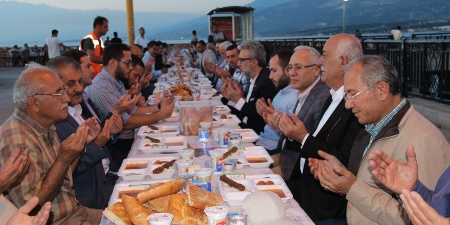 İskenderun’da iskelede ilk iftar yapıldı