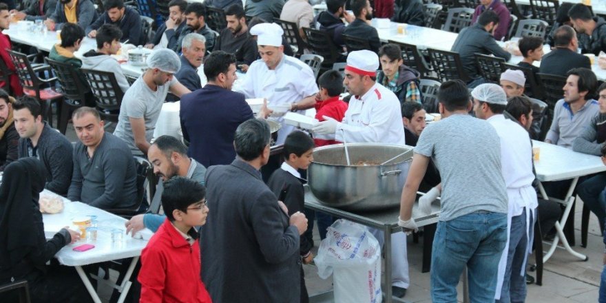 Bitlis’te ilk iftar yapıldı