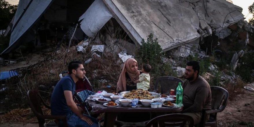 Gazze'de enkazın ortasında iftar