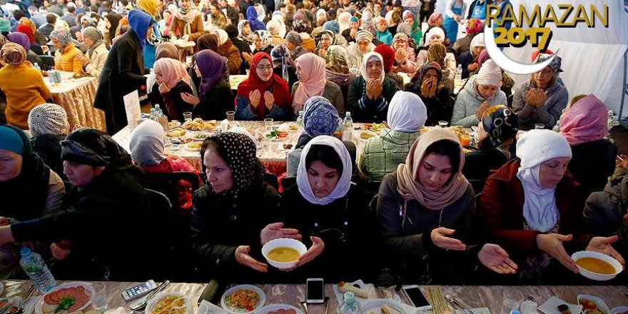 Moskova'da ramazan çadırında iftar programı düzenlendi