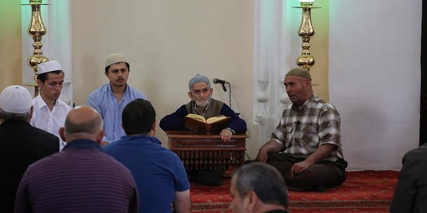 44 yıldır her ramazan aynı camide Kur'an ziyafeti sunuyor
