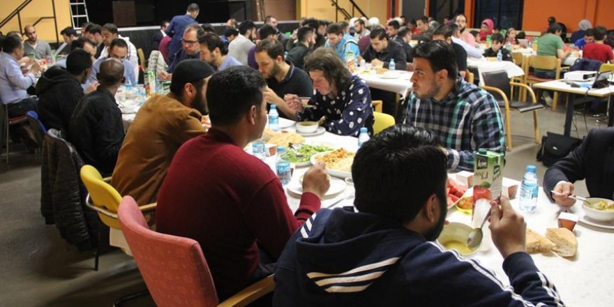 Hollanda'da mülteciler ile Müslüman gençler aynı sofrayı paylaştı