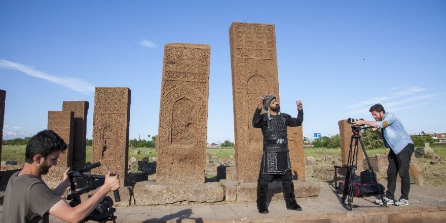 Cumhurbaşkanı için ’dombıra’nın Arapça klibini çekiyor