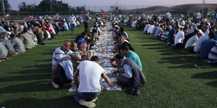 Silvan’da 3 bin kişi kardeşlik sofrasında iftar yaptı