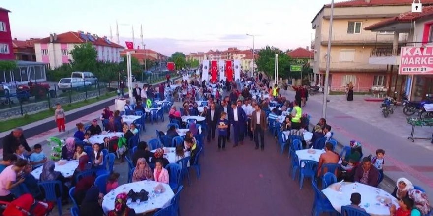 Kadir Gecesinde 7 bin kişi birlikte iftar açtı